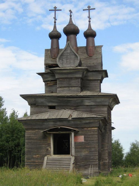 Click through to see more amazing photos of Russian 17th century wooden churches. 